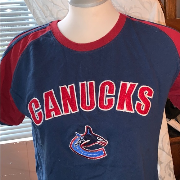 Vintage Canuck shirt fits like women’s medium - Picture 2 of 5